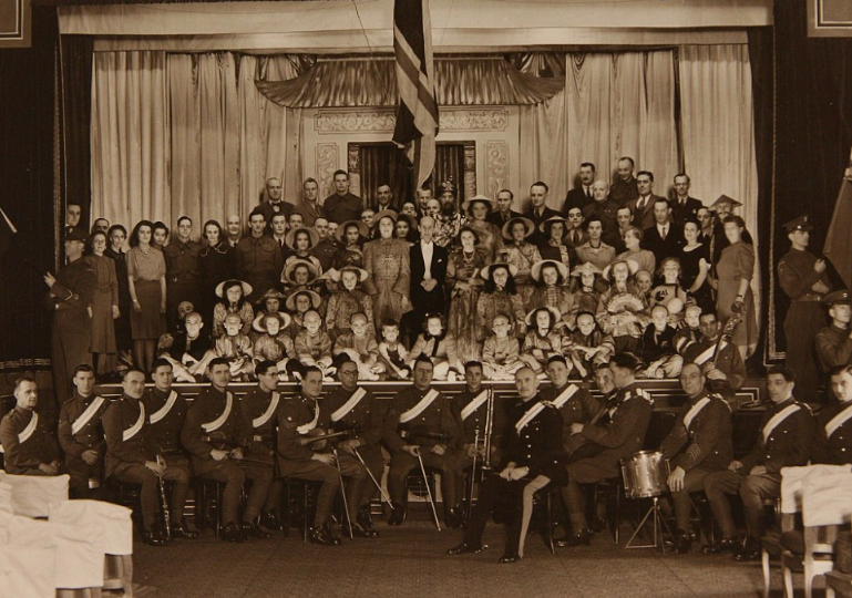 Общее фото всех лиц, задействованных в Алладине, 1943 год