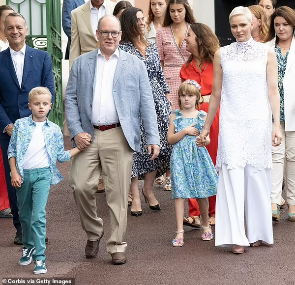 Княгиня Шарлен и князь Монако Альбер II вместе с детьми побывали на традиционном пикнике