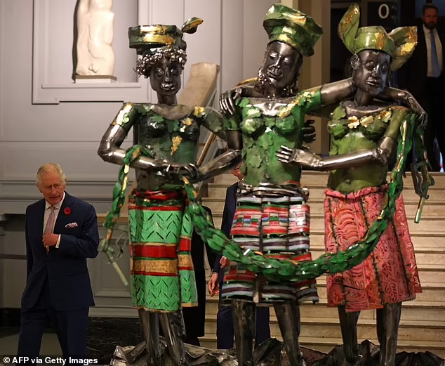 Король Чарльз и Камилла посетили выставку африканской моды