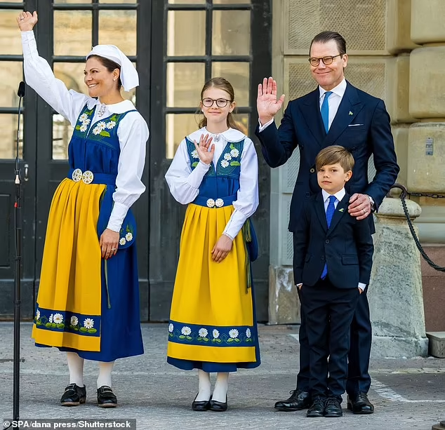  Муж наследной принцессы Швеции Виктории в телевизионном интервью опроверг слухи о неверности и о том, что их брак был н грани разрыва.-5