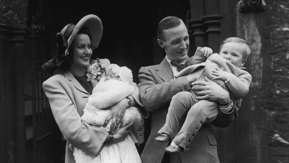 Джуди Кэмпбелл и Дэвид Биркин с сыном и дочерью на крестинах Джейн