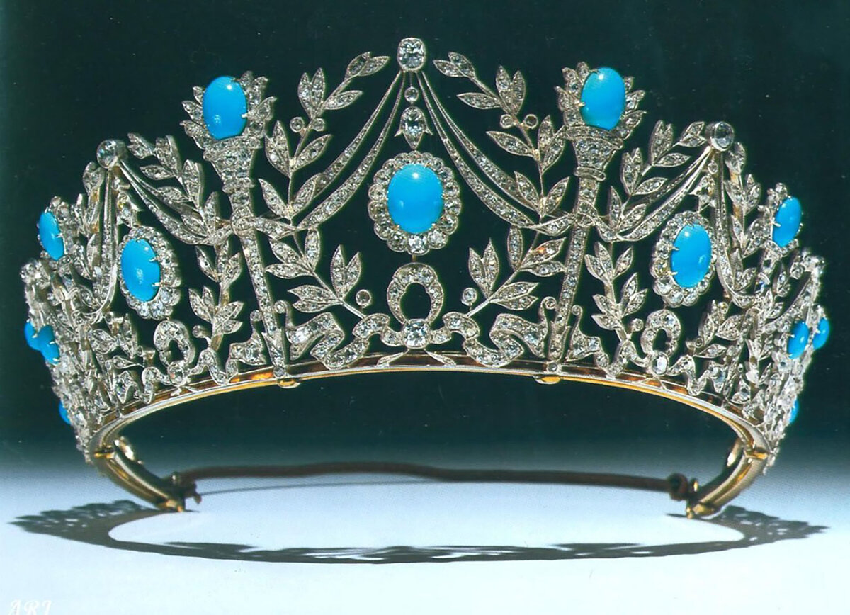 По моему мнению, бирюза — это красота, достойная королей. К счастью, монархи всегда считали точно так же, поэтому в их коллекциях есть немало предметов с этим драгоценным камнем.-4