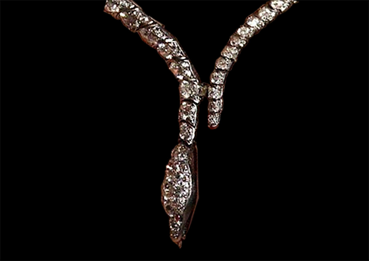 Змея подколодная: невероятное ожерелье в форме рептилии герцогини Корнуольской и рубиновая тиара-колье ее пробабки