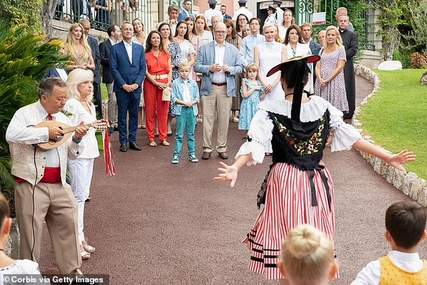 Княгиня Шарлен и князь Монако Альбер II вместе с детьми побывали на традиционном пикнике