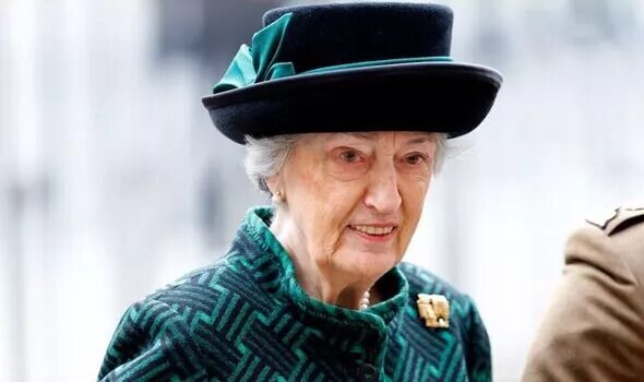 Крестная мать принца Уильяма обвиняется в расизме и уходит в отставку.