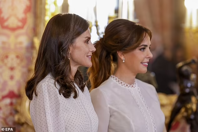 Королева Летиция надела платье своей дочери, чтобы встретиться с первой леди Парагвая