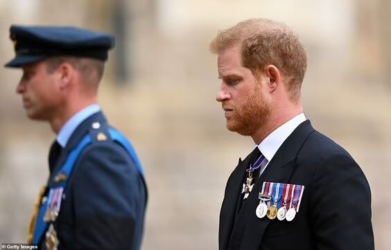 Принц Гарри идёт рядом с нехорошим братом и наследником британского престола по совместительству
