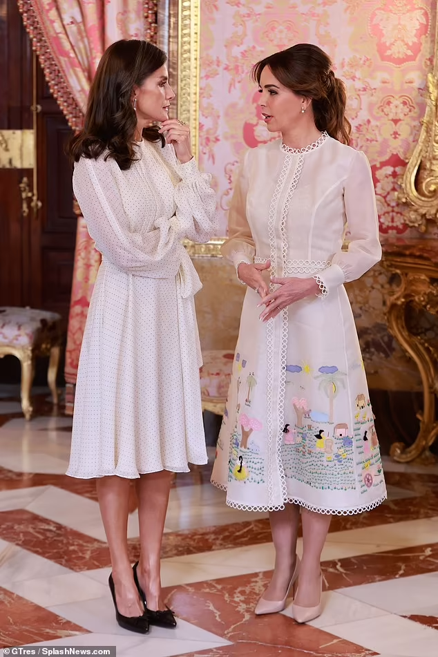 Королева Летиция надела платье своей дочери, чтобы встретиться с первой леди Парагвая