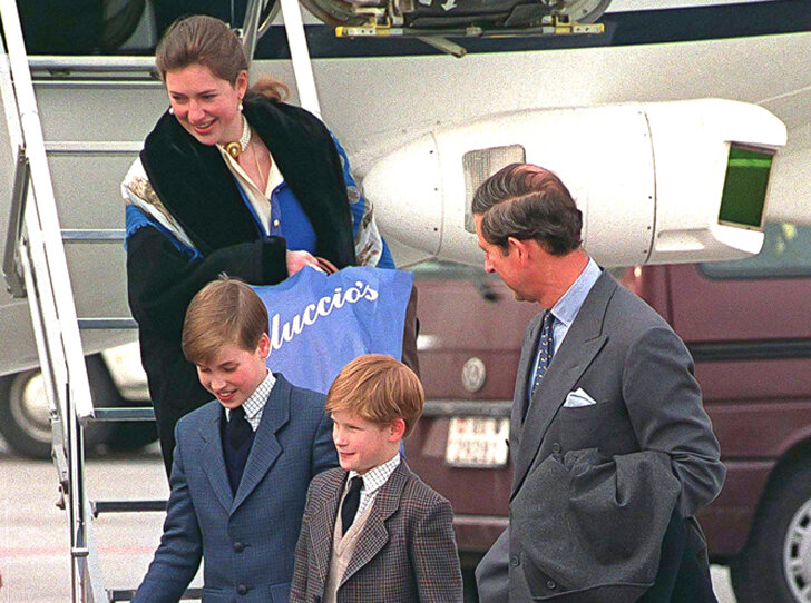 Тигги, принц Уильям, принц Гарри и принц Чарльз прибыли в Швейцарию на горнолыжный курорт в Клостерс, 17 февраля 1994 года. https://n1s1.hsmedia.ru/4c/b5/fe/4cb5fee5b99618d1b28d5465b327e2d8/728x542_0xac120003_937584121636384897.jpeg
