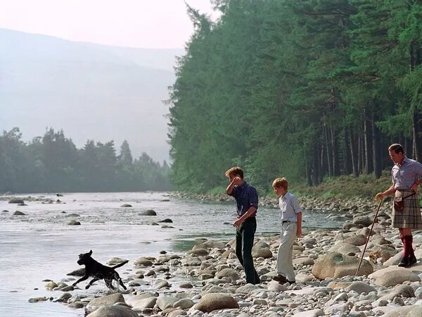 Принц Чарльз с сыновьями на реке Ди в 1997 году