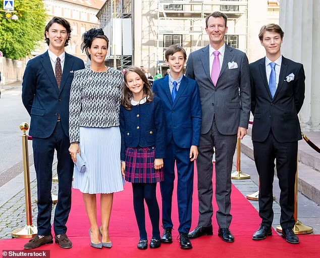 На фото слева направо: Николай, принцесса Мария, Афина, Хенрик, Иоахим и Феликс в сентябре