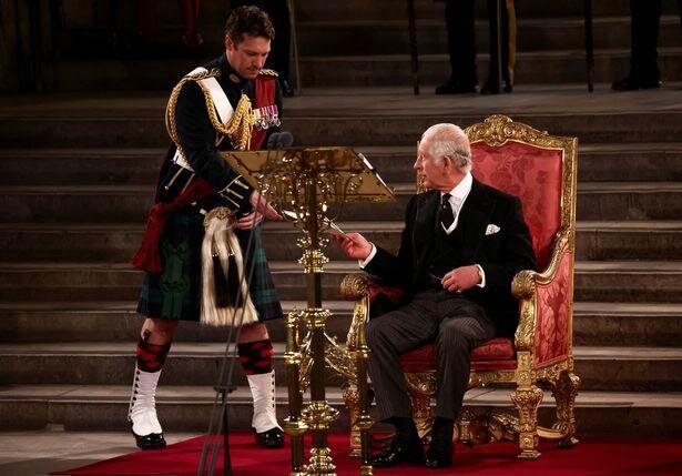 Король Карл III с майором Джонни Томпсоном во время выступления в парламенте в начале этого месяца Фото: Getty Images