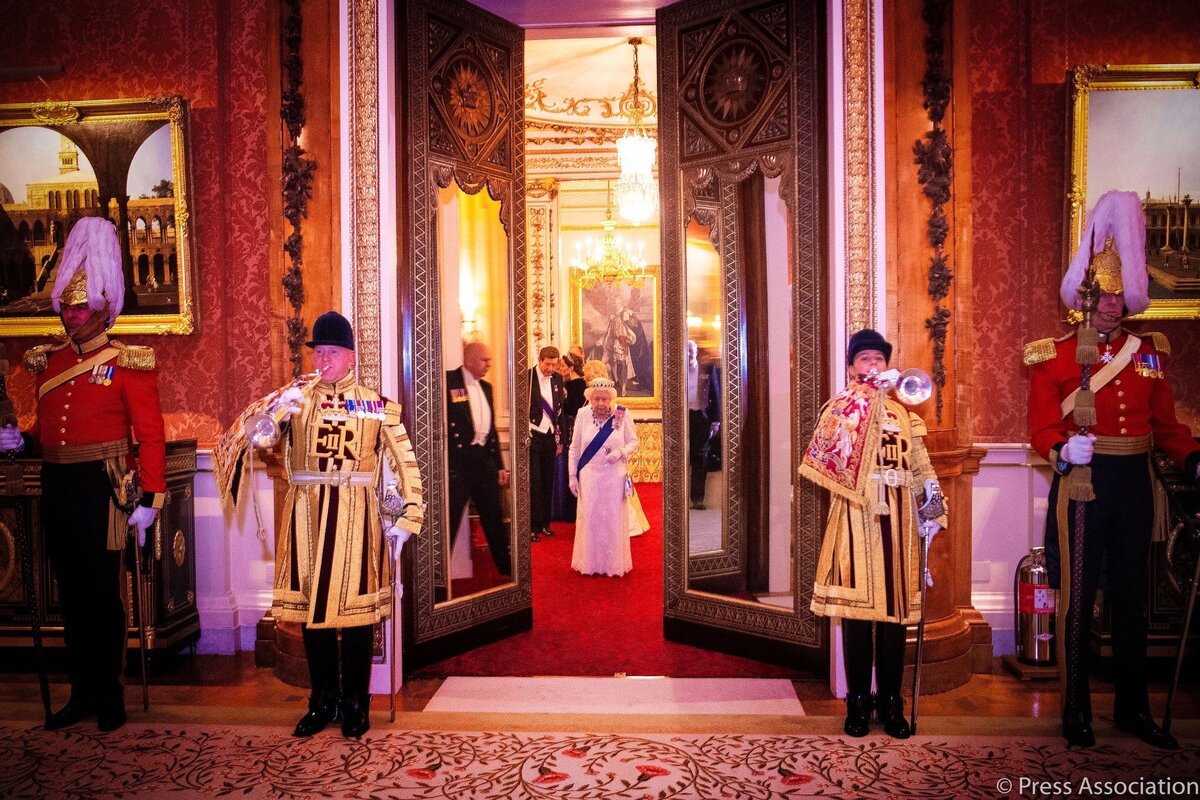 Тиары и вечерние наряды. Первый торжественный прием в Букингемском дворце: король Чарльз и королева-консорт Камилла примут президента ЮАР