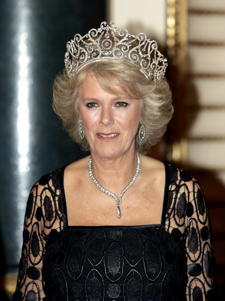Камилла соединила великолепную тиару со своим бриллиантовым змеиным ожерельем на банкете в честь норвежской королевской семьи в 2005 году.
