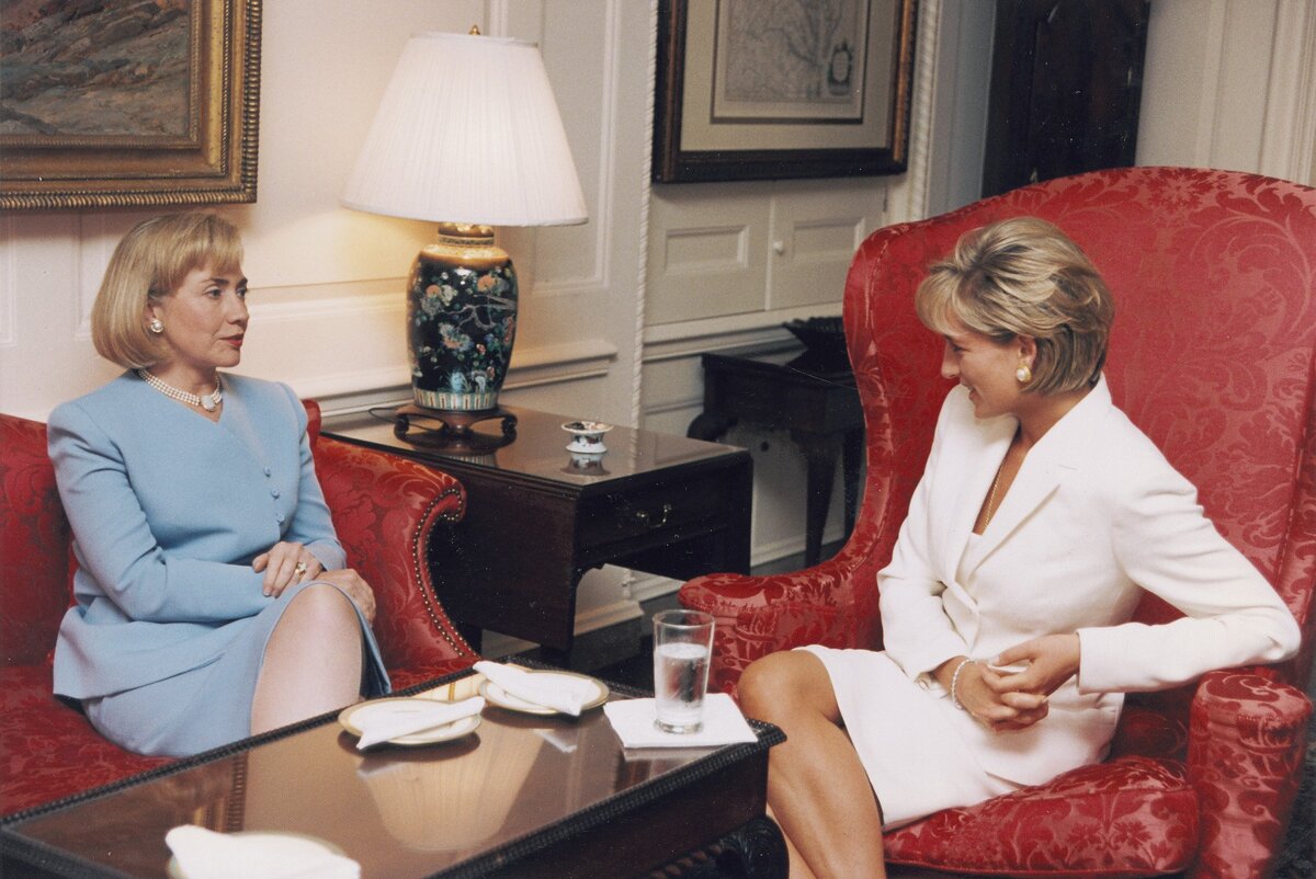https://upload.wikimedia.org/wikipedia/commons/b/bf/U.S._First_Lady_Hillary_Clinton_met_with_Princess_Diana.jpg