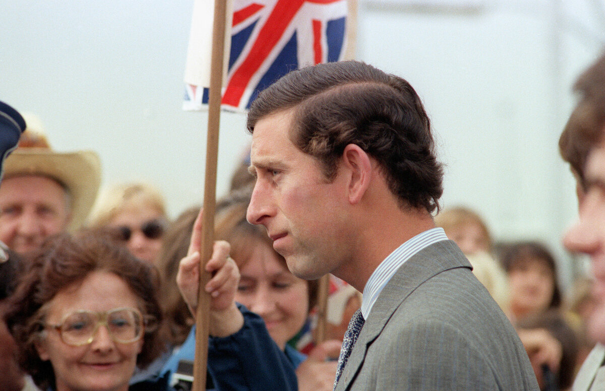 https://upload.wikimedia.org/wikipedia/commons/0/0e/Prince_Charles_arrives_at_Andrews_Air_Force_Base_in_the_United_States%2C_1981.jpg