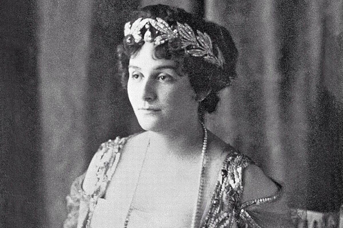 Принцесса Мари Бонапарт в тиаре в виде оливкового венка. Начало XX века