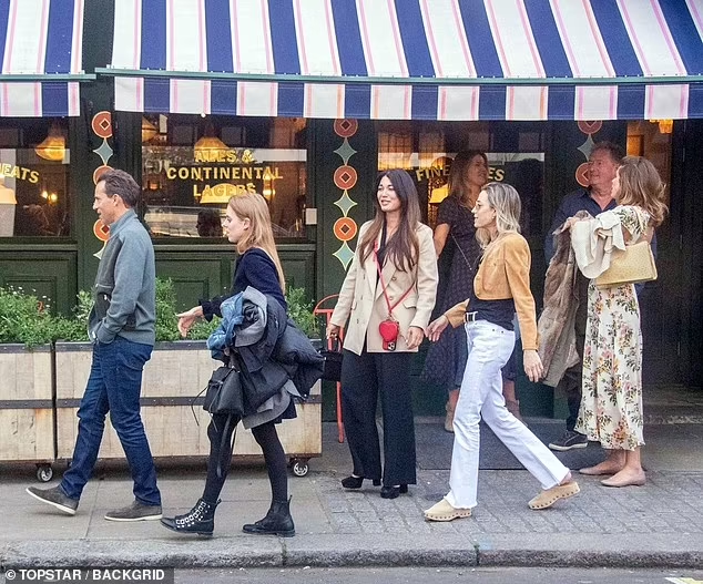 Принцессы Евгения и Беатрис встертились с друзьями, но вместе их не видели Принцессы Евгения и Беатрис встертились с друзьями, но вместе их не видели