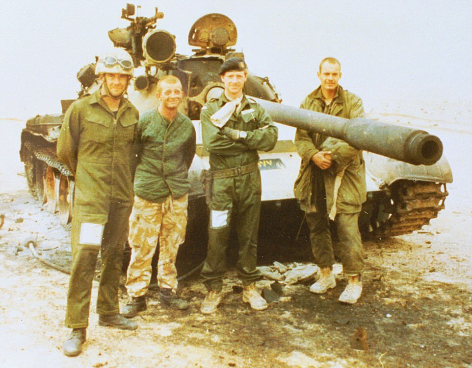 Джеймс Хьюитт на фото (в центре) со своим танковым экипажем в золотой войне. https://i.dailymail.co.uk/i/pix/2017/07/27/16/0024822F00000190-4733472-image-m-29_1501168493924.jpg