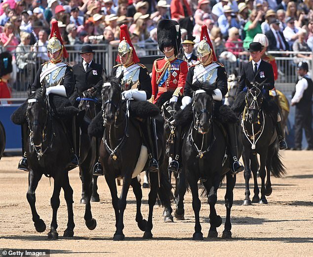 Под руководством принца Уэльского прошла репетиция парада в честь официального дня рождения монарха
