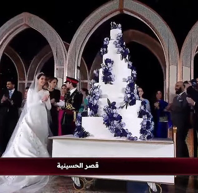 Некоторые подробности свадебного банкета в Иордании: тиары, огромный торт и Кэрол и Пиппа Миддлтоны в качестве гостей