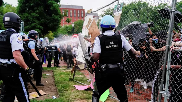 Полиция применяет слезоточивый газ к участникам акции протеста в Вашингтоне, США