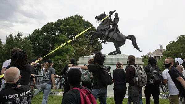 Протестующие попытаются снести статую седьмому президенту США Эндрю Джексона возле Белого дома, Вашингтон
