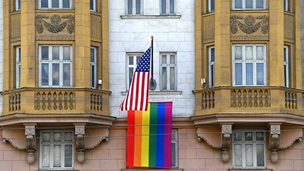 Гоу хоум: пикет начался у посольства США после появления ЛГБТ-флага Россия, Посольство, США, ЛГБТ, Флаг, Протест, Рен ТВ, Москва, Видео