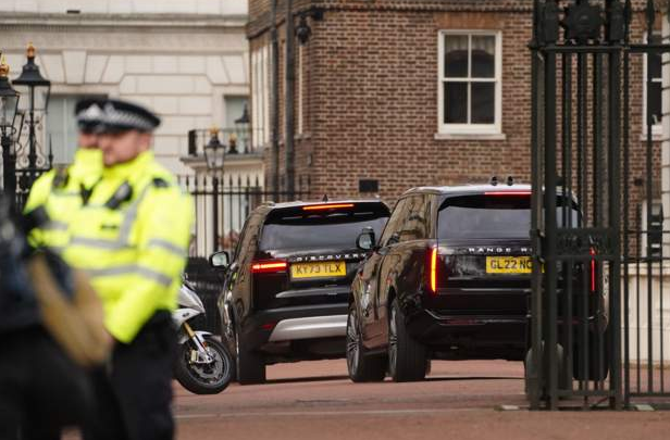 Гарри прибыл в Кларенс-хаус Гарри прибыл в Кларенс-хаус