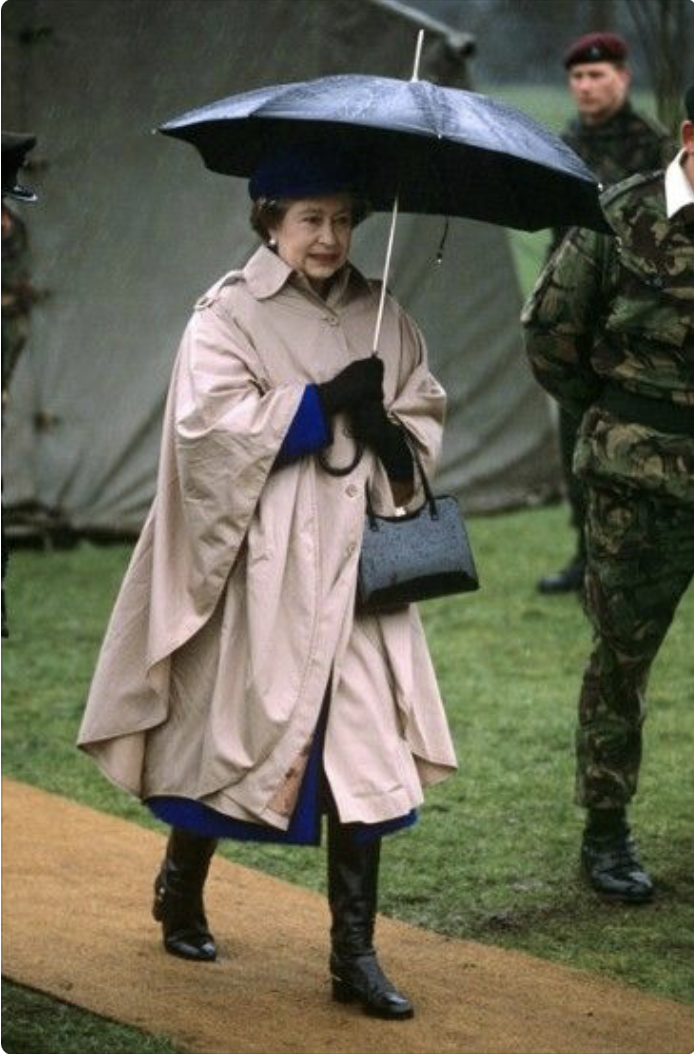 Королева Елизавета II и ее аксессуары. Какие ассоциации? Первое – черные сумочки, второе – белые перчатки, третье – прозрачные зонтики с цветной полосой.-2
