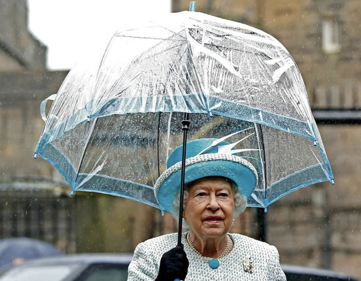  Королева Елизавета II и ее аксессуары. Какие ассоциации? Первое – черные сумочки, второе – белые перчатки, третье – прозрачные зонтики с цветной полосой.