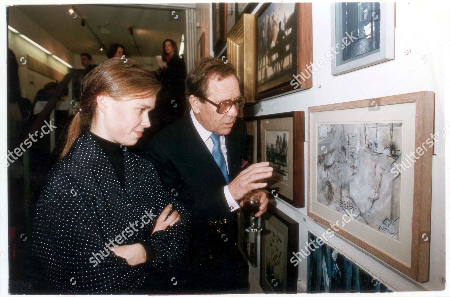 lady-sarah-armstrong-jones-now-lady-sarah-chatto-paintings-by-or-portraits-picture-shows-lord-snowdon-casting-an-approving-eye-over-paintings-by-his-daughter-lady-sarah-armstrong-jones-which-have-been-selected-for-this-years-discerning-eye-exhi-shutterstock-editorial-925491a.jpg