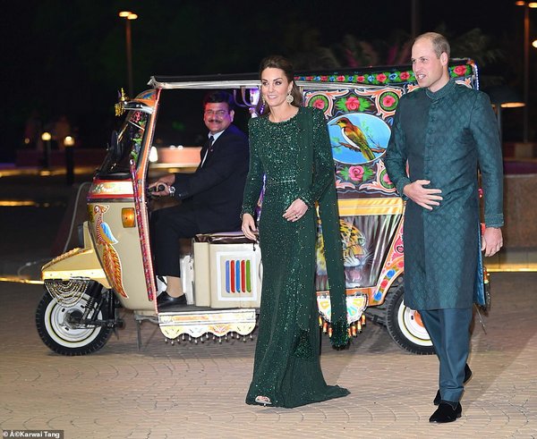 19745016-7575707-The_Duke_and_Duchess_of_Cambridge_step_out_of_a_rickshaw_in_Isla-a-67_1571149358900%20(1).jpg