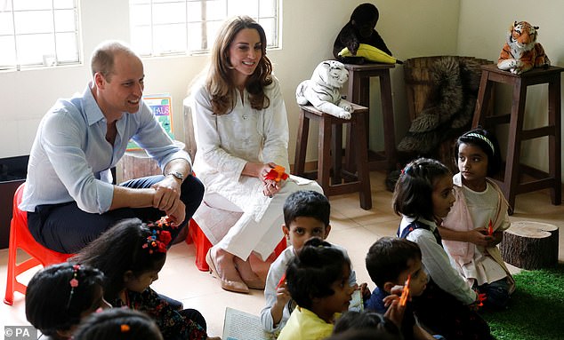 Герцог и герцогиня Кембриджские встретились с подростками в Детской Деревне SOS в Лахоре