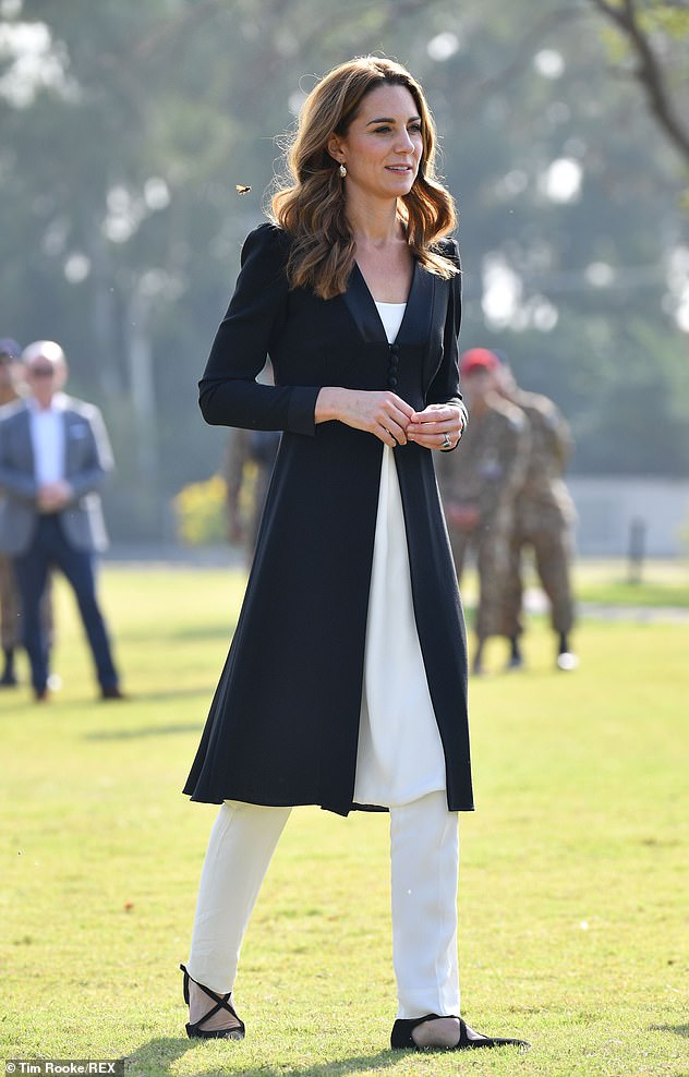 Кейт Миддлтон была замечена в двух разных полных черно-белых нарядах в последний день ее королевского тура (на фото, во время посещения армейского кинологического центра в Исламабаде)