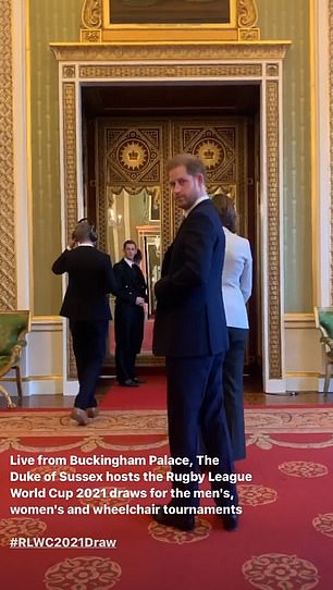 История Гарри в Instagram пометила то, что могло бы стать его последним событием в качестве старшего члена королевской семьи, дав фанатам возможность заглянуть за кулисы перед началом розыгрыша Кубка мира по регби-2020, в котором прозвучит хит Stone Roses со словами: «Я хотел бы покинуть страну ' История Гарри в Instagram пометила то, что могло бы стать его последним событием в качестве старшего члена королевской семьи, дав фанатам возможность заглянуть за кулисы перед началом розыгрыша Кубка мира по регби-2020, в котором прозвучит хит Stone Roses со словами: «Я хотел бы покинуть страну '