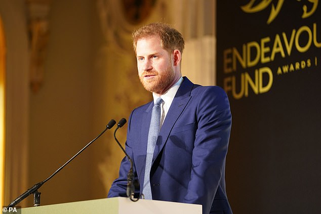35-летний принц Гарри объединил фонд «Индевор» и игры «Инвиктус», чтобы продолжить работу над ними после своего решения отойти от поста старшего короля.  На снимке: выступление на церемонии вручения премий фонда Endeavour в лондонском особняке 5 марта 2020 года