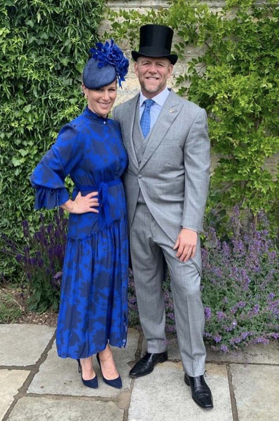 Zara и Mike Tindall были замечены одетыми по случаю в их доме, чтобы отпраздновать Royal Ascot