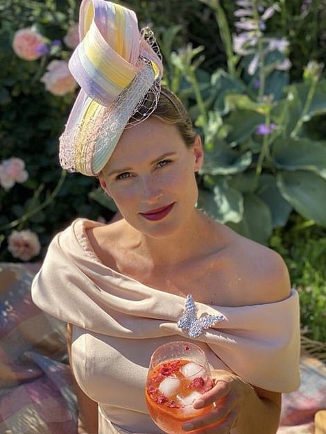29670784-8424925-Francesca_Cumani_pictured_with_a_pastel_toned_fascinator_and_ref-m-154_1592323745742.jpg