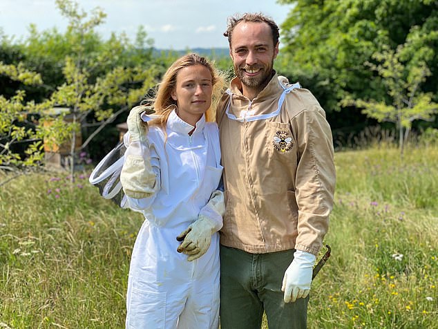 Занятые пчелы: Джеймс и невеста Ализе Тевенет в усадьбе Баклбери в Беркшире
