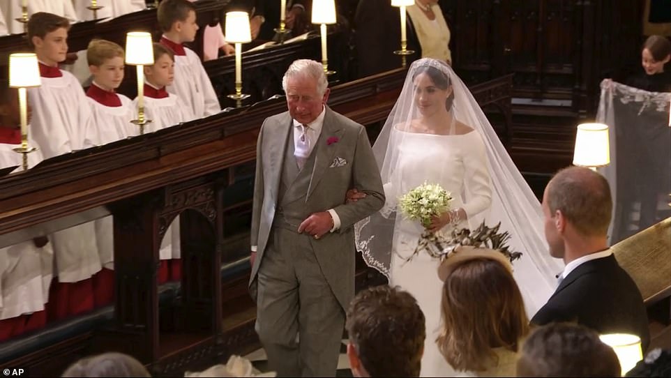 Меган Маркл видит принца Чарльза, который проводил ее по проходу на ее свадьбе в Виндзорском замке в 2018 году, как «второго отца», говорится в книге.  Говорят, что она нашла его «поддерживающим и любящим» с того момента, как познакомилась с ним.