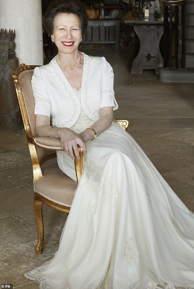 В платье Морин Бейкер единственная дочь королевы выглядит стильно, когда она позирует знаменитому фотографу Джону Суоннеллу и широко улыбается, сидя в кресле.