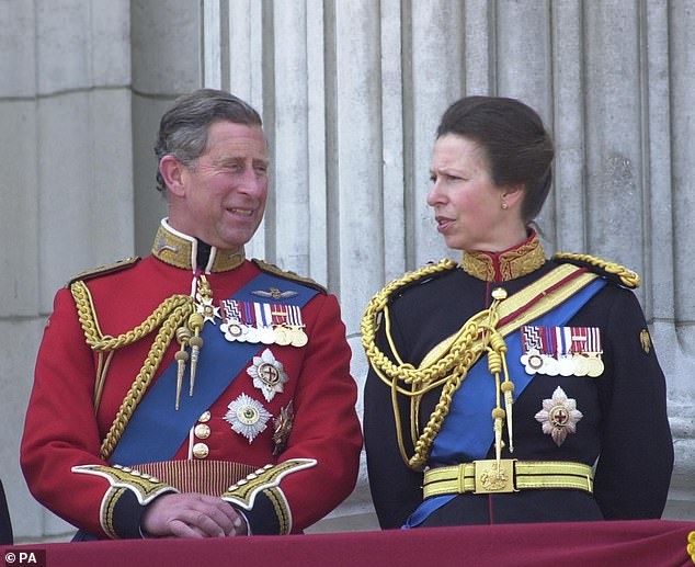 Принц Уэльский и королевская принцесса на балконе Букингемского дворца в Лондоне после церемонии вручения знамен, прошедшей на параде конной гвардии в 2000 году.