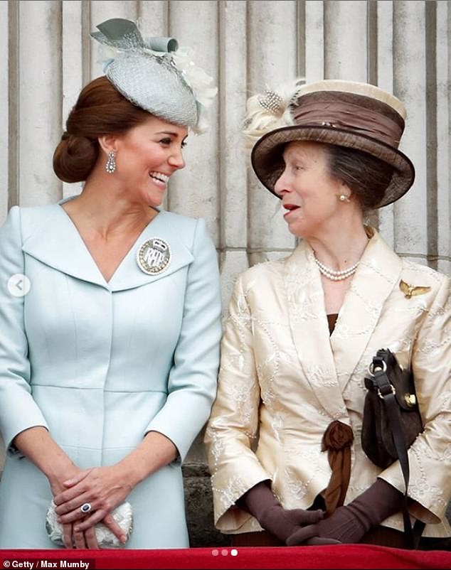 Принц Уильям и Кейт Миддлтон, которым по 38 лет, также отметили знаменательную дату, разместив на своей странице в социальных сетях подборку фотографий с королевской именинницей.  На снимке: Кейт с Энн на балконе Букингемского дворца в июле 2018 года.