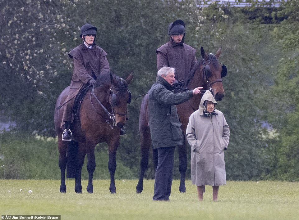 42414776-9529953-The_Queen_95_wrapped_up_warm_as_she_inspected_her_horses_at_Wind-a-209_1619792345878.jpg