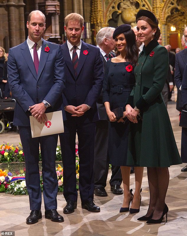 Меган Маркл не прилетит в Лондон на открытие новой статуи принцессы Дианы в Кенсингтонском дворце, сообщил источник ITV после того, как американский веб-сайт сообщил, что она приедет в путешествие.  На снимке герцог и герцогиня Кембриджские, а также герцог и герцогиня Сассекские в ноябре 2018 года.