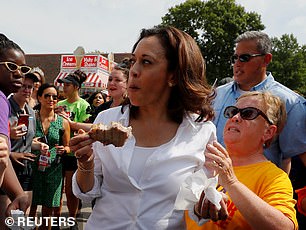 Кандидат в президенты от Демократической партии Камала Харрис ест свиную отбивную на ярмарке штата Айова 10 августа 2019 года
