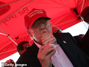 Кандидат в президенты от Республиканской партии Дональд Трамп ест свиную отбивную на палочке во время предвыборной кампании на ярмарке штата Айова 15 августа 2015 года