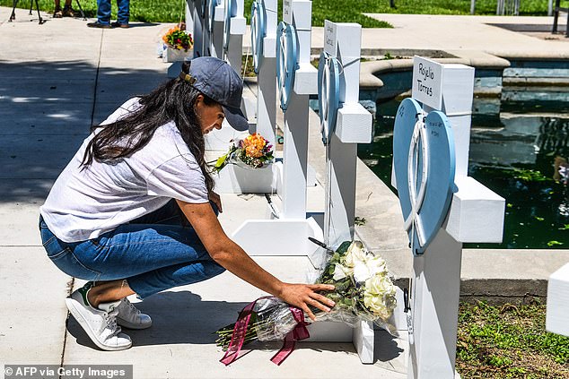 После трагедии в Увалде, штат Техас, она неожиданно появилась на безвкусной фотосессии у мемориала жертвам