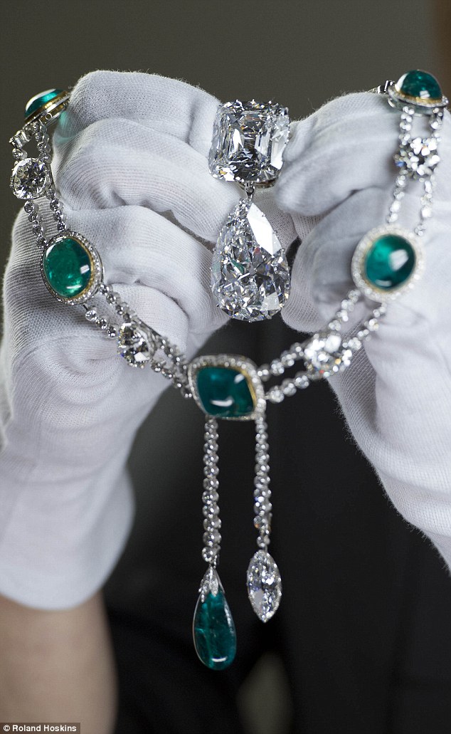 Драгоценный: бриллиант также был огранен для изготовления броши Cullinan III и IV, заказанной королевой Марией в 1911 году, и ожерелья Delhi Durbar и Куллинана, который является Куллинаном VII